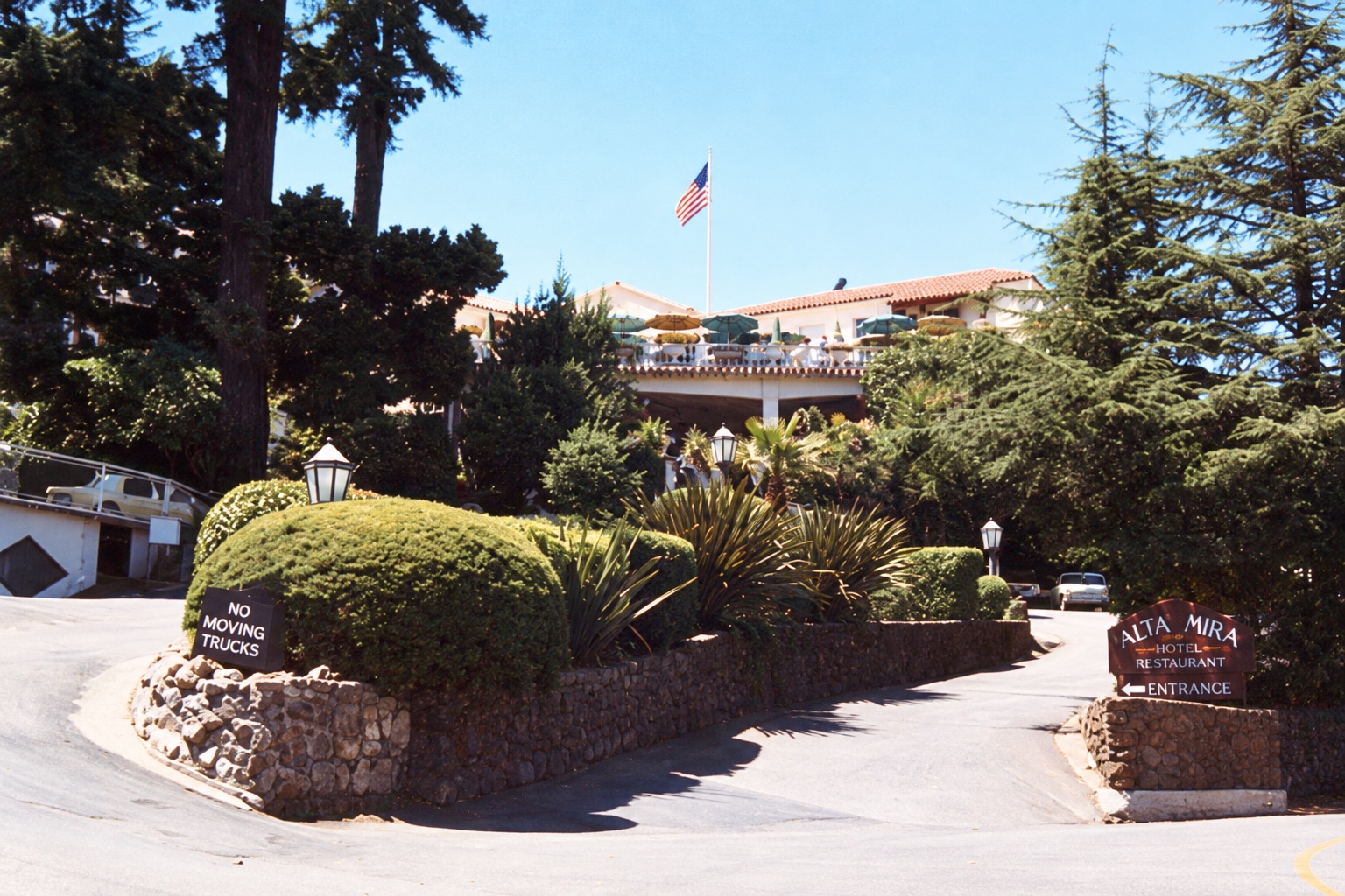Historische Zufahrt des Alta Mira Hotels mit dem damaligen Hotel- und Restaurant-Schild
