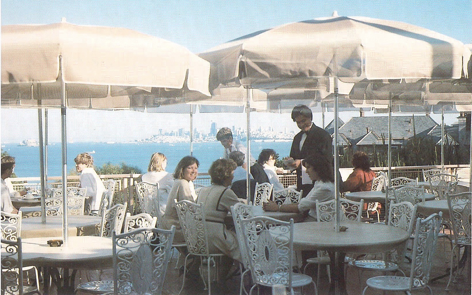 Historische Postkarte der Restaurantterrasse des Alta Mira Hotels mit Blick über die Bucht auf die Skyline von San Francisco