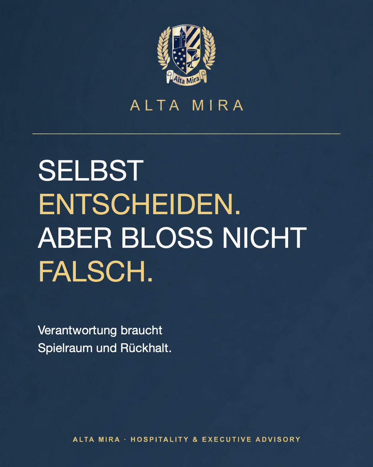 ALTA MIRA-Grafik mit goldenem Wappen auf dunkelblauem Hintergrund. Text: „Selbst entscheiden. Aber bloß nicht falsch.“ Die Wörter „Entscheiden“ und „Falsch“ sind goldfarben. Darunter: „Verantwortung braucht Spielraum und Rückhalt.“