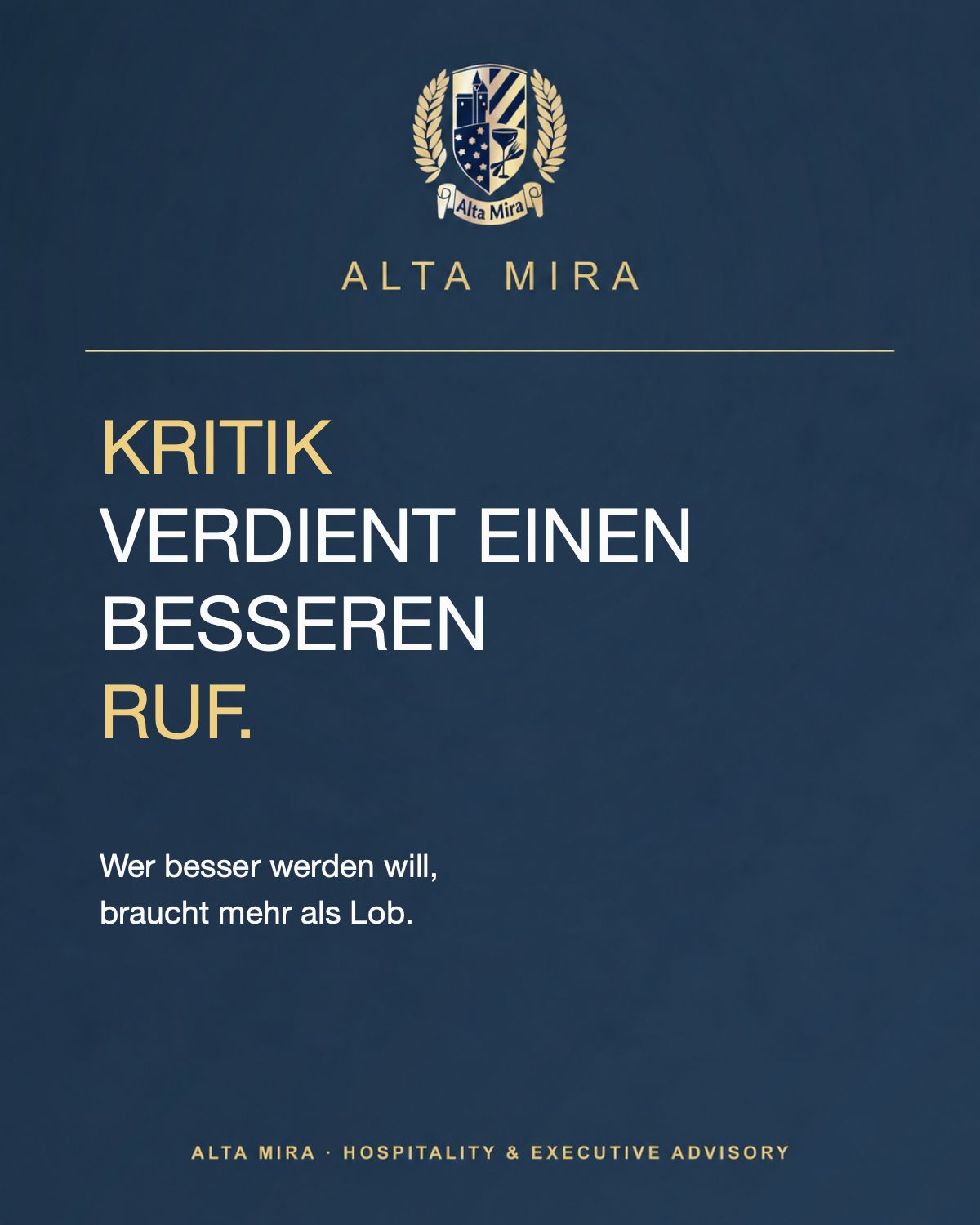 ALTA MIRA-Grafik auf dunkelblauem Hintergrund mit goldenem Wappen. Überschrift: „Kritik verdient einen besseren Ruf.“ Die Wörter „Kritik“ und „Ruf“ sind goldfarben hervorgehoben. Darunter steht: „Wer besser werden will, braucht mehr als Lob.“